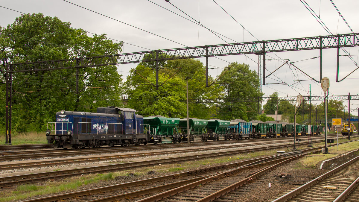 2. Mai 2018 im Bahnhof Wegliniec (Polen). SM42-2441 steht abgestellt mit einem kurzen Zug. 