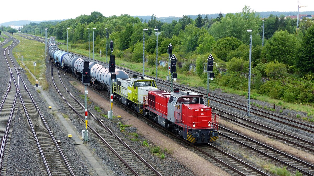 2 MAK G 1206 der RegioBahn Bitterfeld schieben ferngesteuert einen Kesselwagenzug in Gasturbinenkraftwerk Gera Nord am 27.7.2023