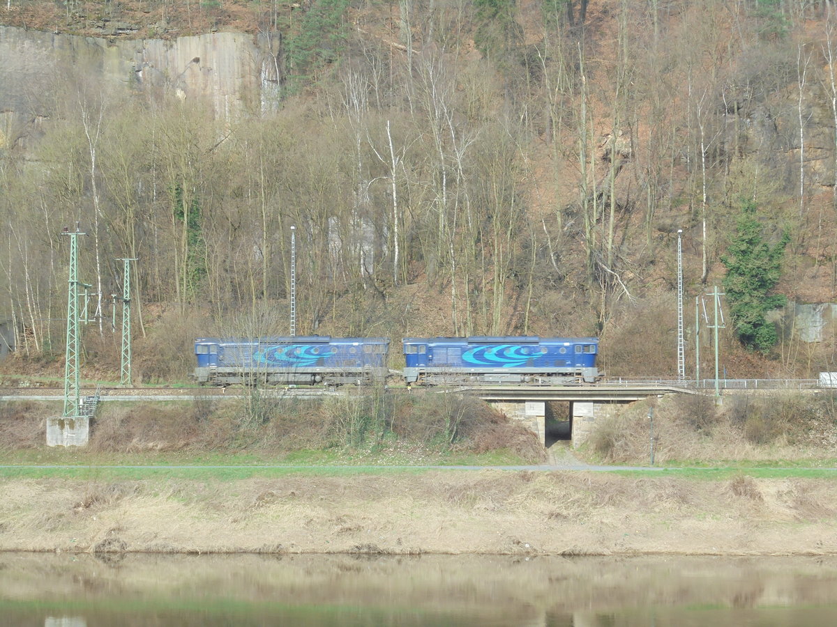2 mir unbekannte Dieselloks auf dem Weg nach Bad Schandau. Aufnahme kurz vor dem Erreichen des Bahnhofs Schöna. 29.03.2017