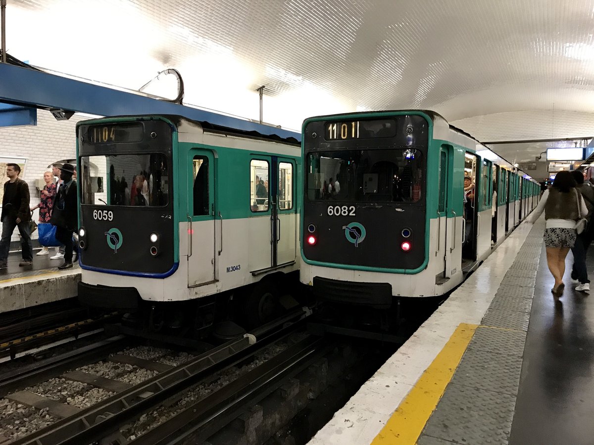 2 MP59, die ältesten Fahrzeuge der Pariser Metro, am 3.6.17 in Chatelet der Endstation der M11.