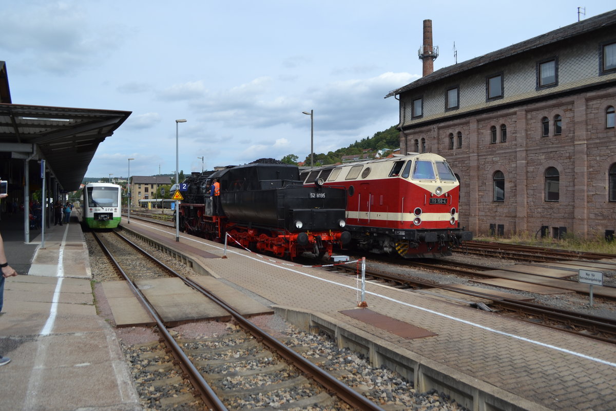 2 Museumslokomotiven BR 219 158-3 DLFB ex DR 119 158-4 und BR 52 8195-1 Fränkische Museums-Eisenbahn treffen zu den Meininger Dampfloktagen auf einen Triebwagen BR 650 der STB im Bf Meiningen.03.09.2016