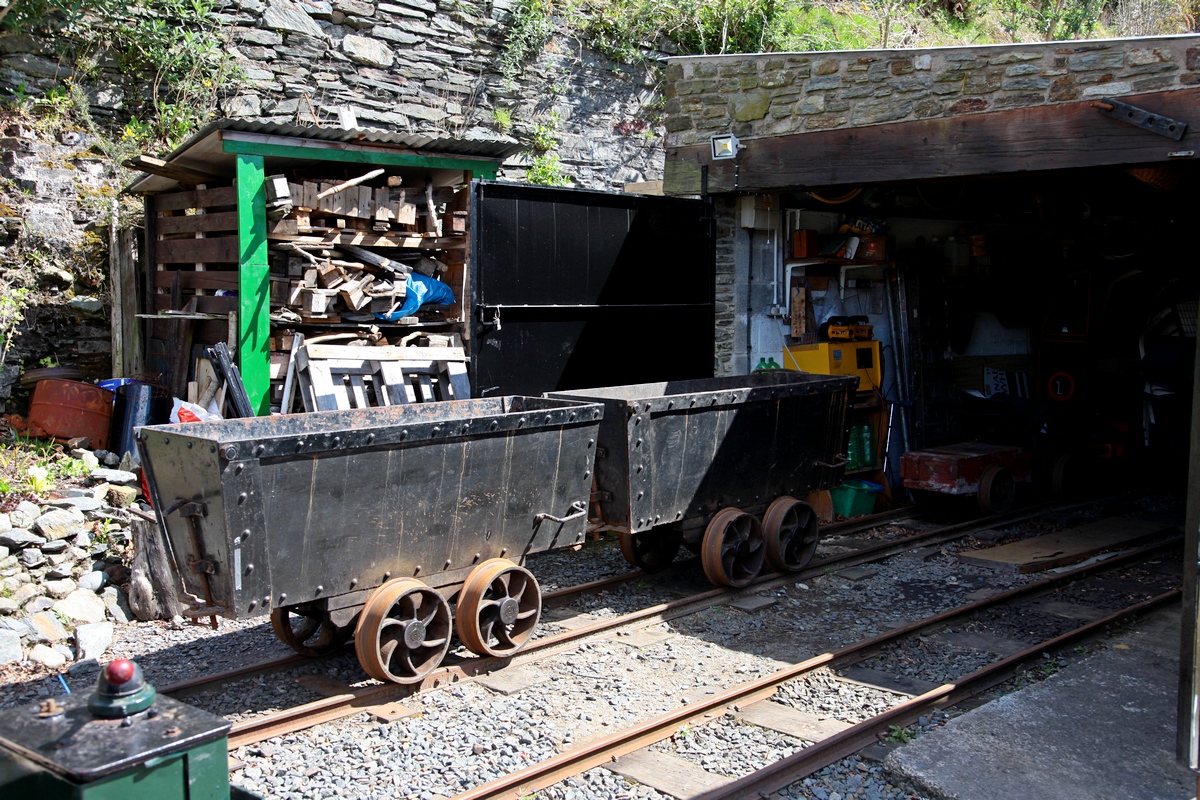 2 Nachbauten der Erzwagen vor dem Fahrzeugschuppen bei der Station Valley Gardens am 29.04.2018. Von diesen Wagen wurden in den 70er Jahren, bei der Erkundung der ehemaligen Bergwerksstollen, 6 Wagen gefunden. Diese befinden sich jetzt aber im Museum, die 6 vorhandenen Erzwagen sind Nachbauten aus dem Jahr 2000. 