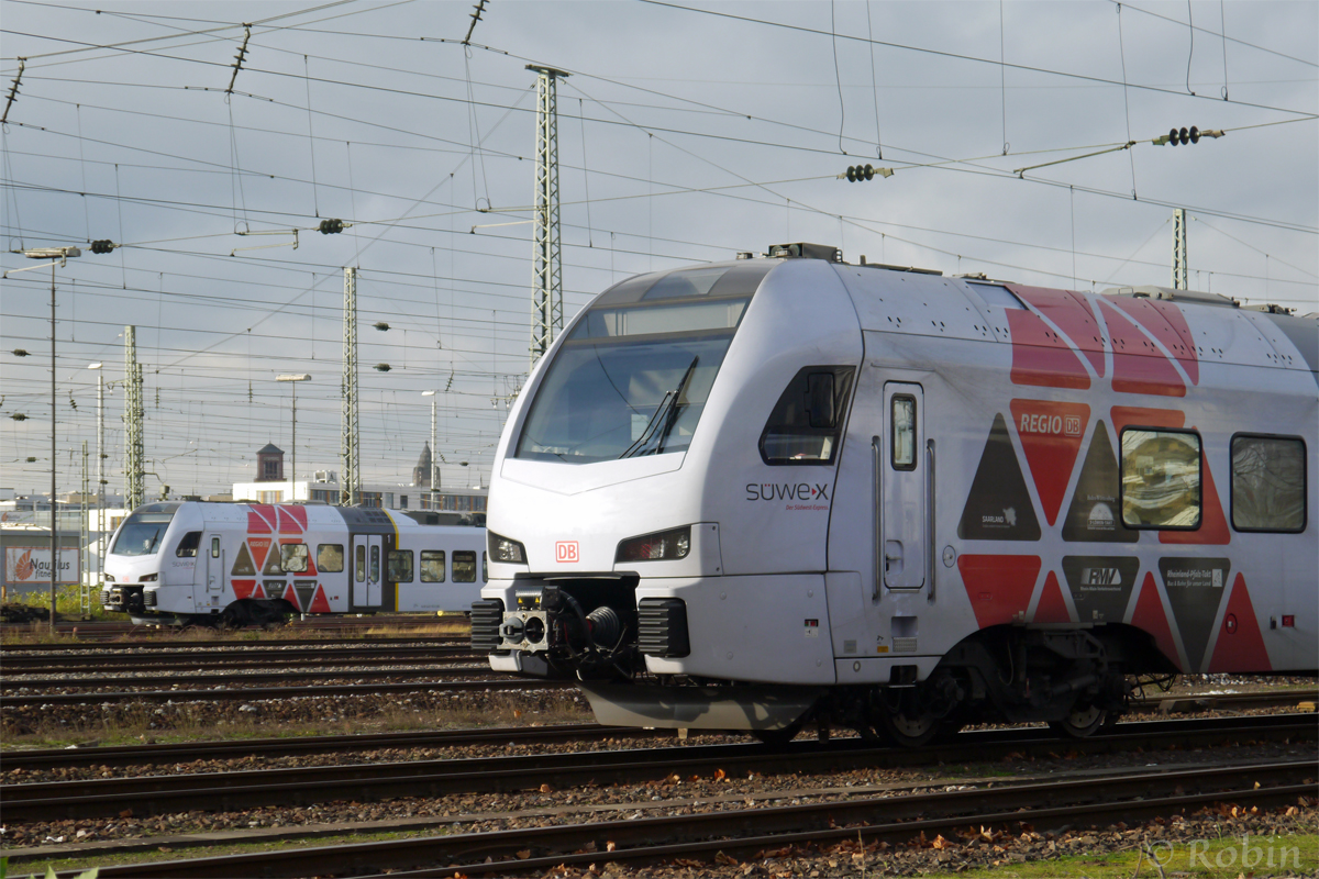 2 neue Süwex-FLIRTs von DB Regio stehen am Mittag des 24.12.14 im Gleisvorfeld des Manheimer Hbfs. 
Der vordere wird in Kürze als RE nach Koblenz fahren.