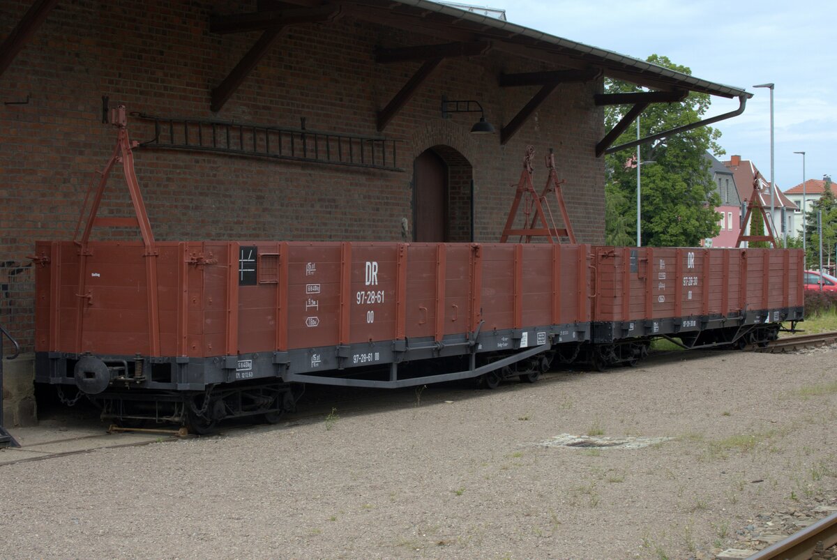 2 OO Wagen . abgestellt am sanierten Güterschuppen in Mügeln.04.06.2021 14:31 Uhr.
