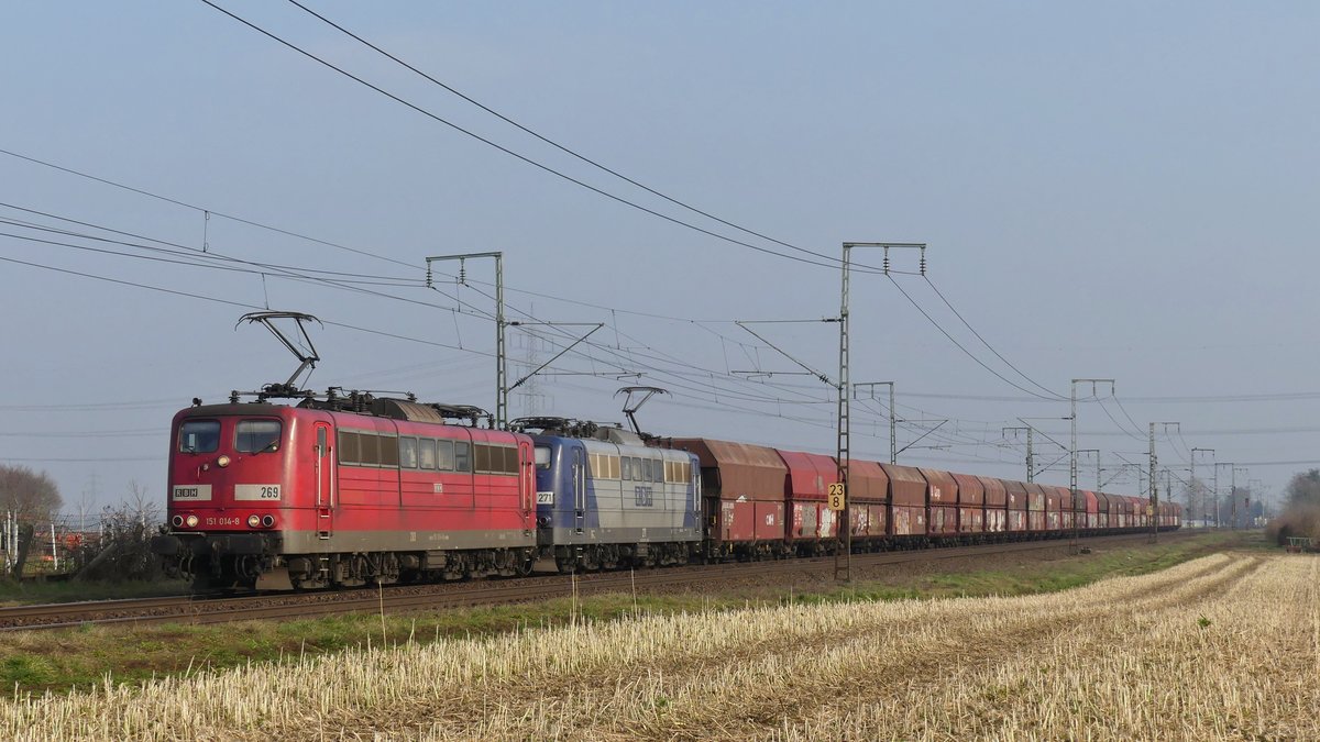 2 RBH-151er ziehen einen Güterzug zwischen Weiterstadt und Klein-Gerau gen Westen. Aufgenommen am 8.2.2018 15:03