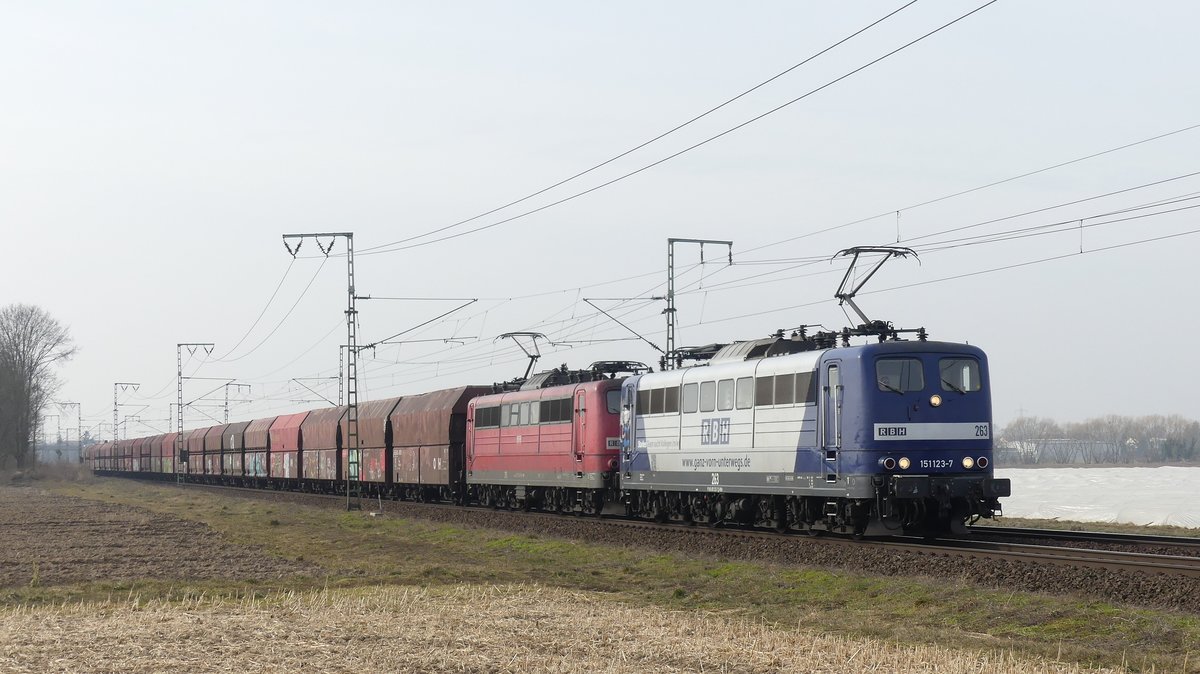 2 RBH-151er ziehen eine Güterzug auf der Rhein-Main Bahn gen Osten. Aufgenommen zwischen Klein-Gerau und Weiterstadt am 6.3.2018 14:55 