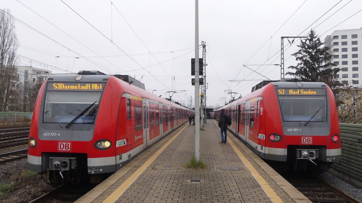 2 S3er begegnen sich an der Station Frankfurt Stresemannallee. Aufgenommen am 29.12.2018 14:02