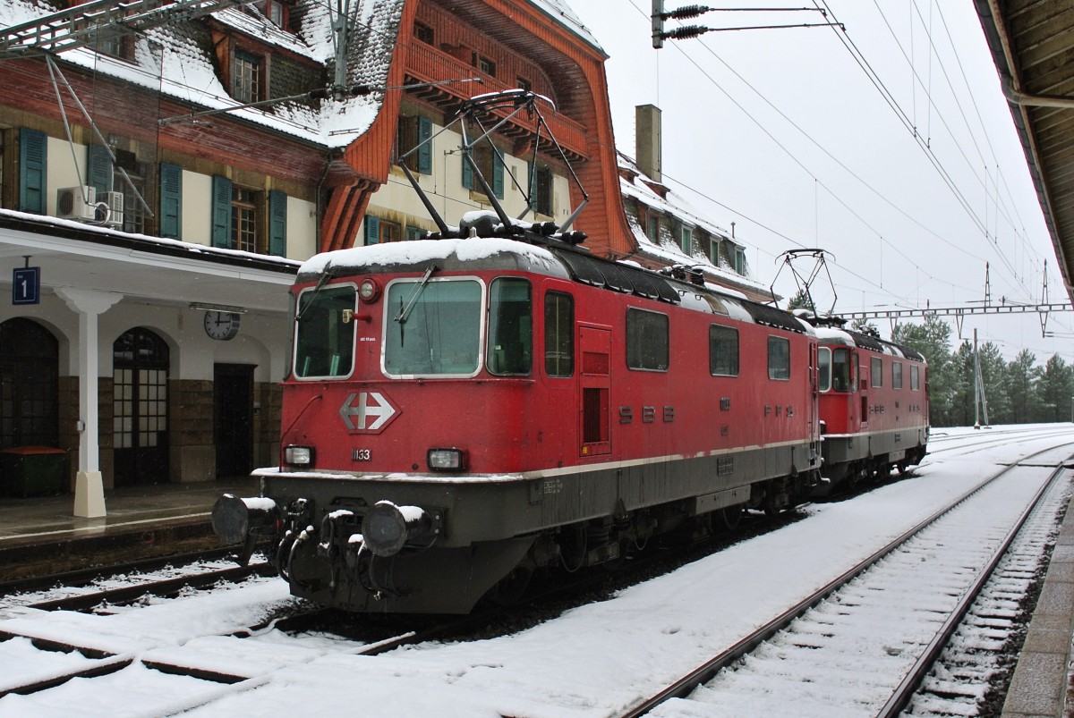 2 SBB Re 4/4 II bringen den Nachtzug aus Italien nach Frankreich jeweils von Domodossola nach Vallorbe. Tagsber sind sie in Vallorbe abgestellt. Heute waren es die Re 4/4 II 11133 ex. Swiss Express und die 11154, 27.12.2014.