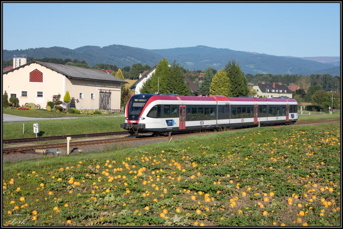 2. September 2021.
Ein GTW 2/8 erreicht den Bahnhof St. MArtin im Sulmtal Bergla bei strahlendem Spätsommerwetter. 
Ein Tag später sind die  Plutza  alias Kürbisse geerntet. 
