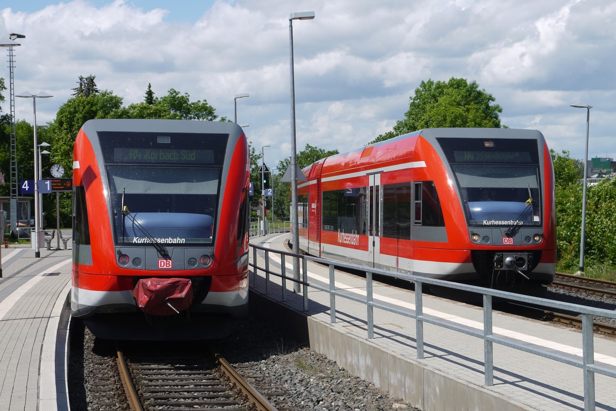 2 Stadler-GTw der Kurhessenbahn kreuzen in Wolfhagen, 8.6.12.