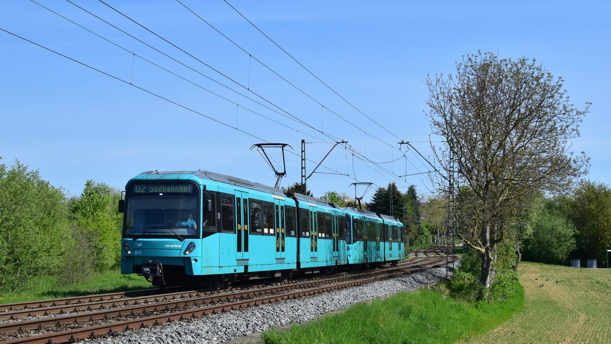 2 Triebwagen des Typs U5-25 sind als U2 auf dem Weg zum Frankfurter Südbahnhof und hier kurz nach Verlassen von Kalbach zu sehen. Aufgenommen am 22.04.2019 11:17