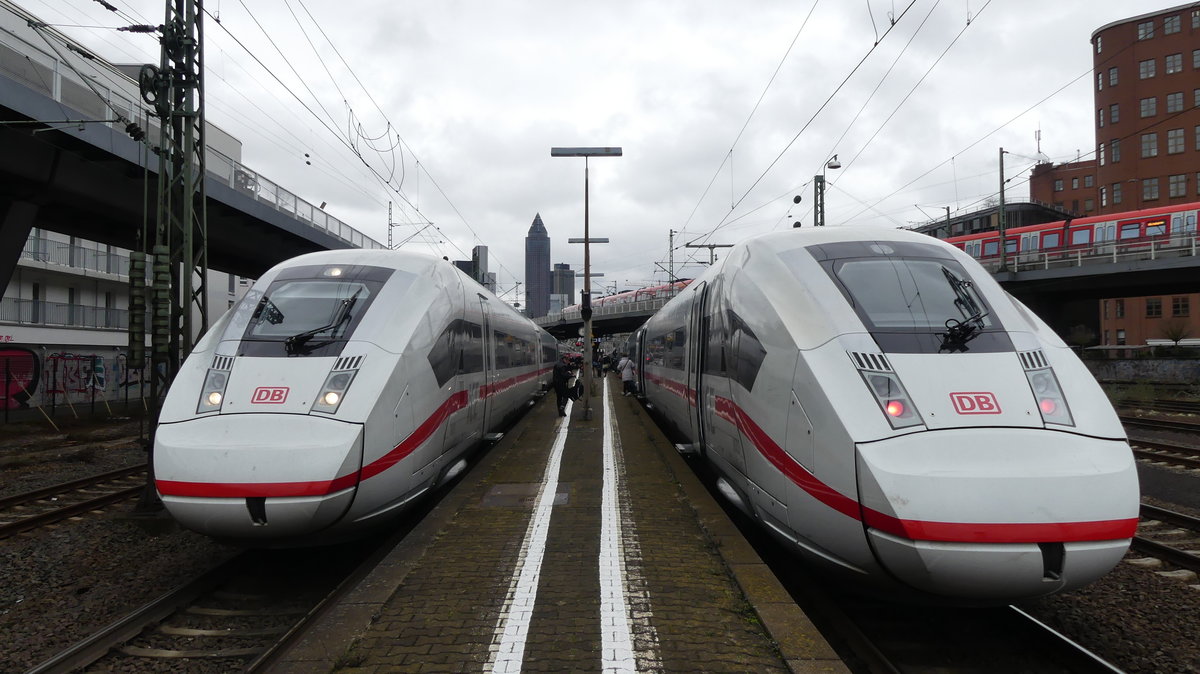2 über die Main-Weser Bahn umgeleitete ICE 4 stehen in Frankfurt West. Aufgenommen am 11.2.2018 15:01