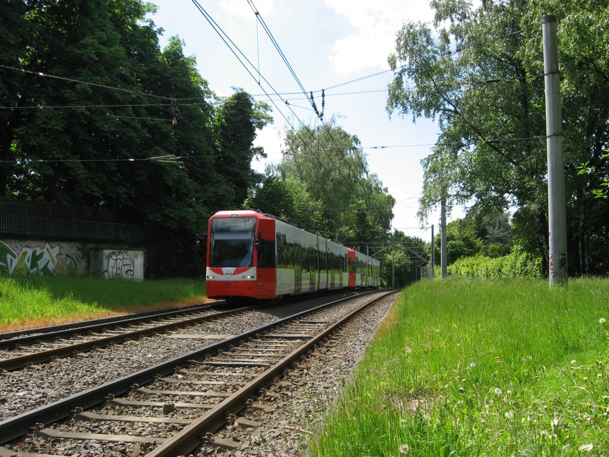 2 unbekannt gebliebene Wagen aus der Serie K4500 konnten am 28.5.13 unterwegs als Linie 1 Richtung Bensberg vom Bahnsteig der Haltestelle  Im Hoppenkamp  fotografiert werden. 