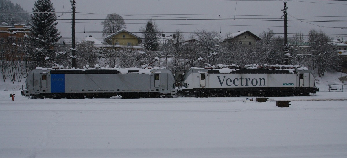 2 Vectron stehen bei dichtem Schneefall am 30.12.2014 im Bahnhof Kufstein. Es sind die 193 805-9 Railpool und 193 901-6 von Siemens.