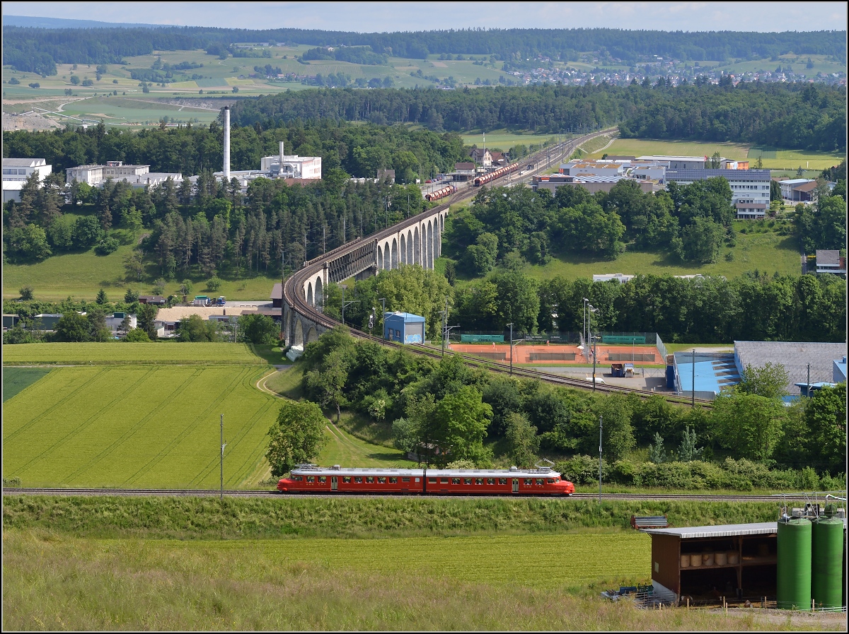 2 Versionen eines Bildes: Weniger mutig geschnitten ergibt sich ein vllig anderes Bild mit dem Churchill-Pfeil bei der Rheinbrcke in Eglisau. Mai 2015. 