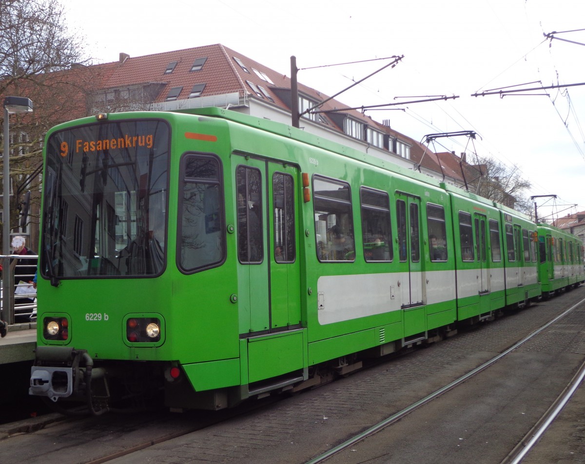 2 Wagen des Typs TW 6000 als Linie 9 Fasanenkrug in Vier Grenzen am 22.03.14