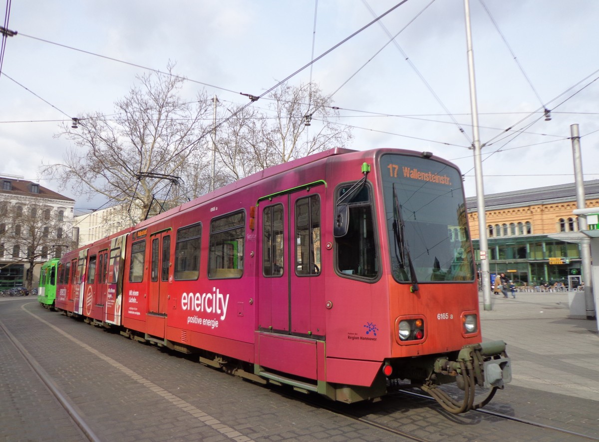 2 Wagen des Typs TW 6000 als Linie 17 Wallensteinstr. am Hauptbahnhof, 23.03.14