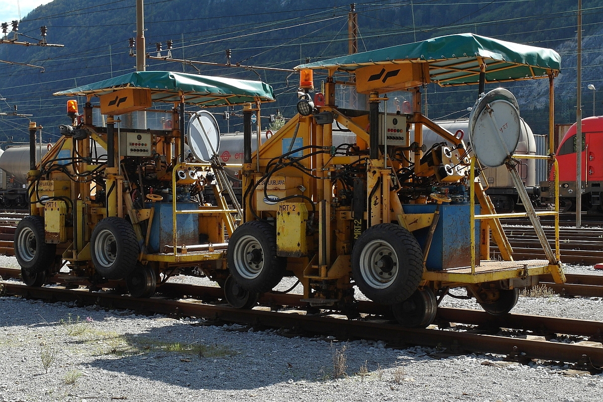 2-Wege-Schwellenwechselgeräte MRT-1 und MRT-2 am 15.09.2014 im Bahnhof von Jesenice.