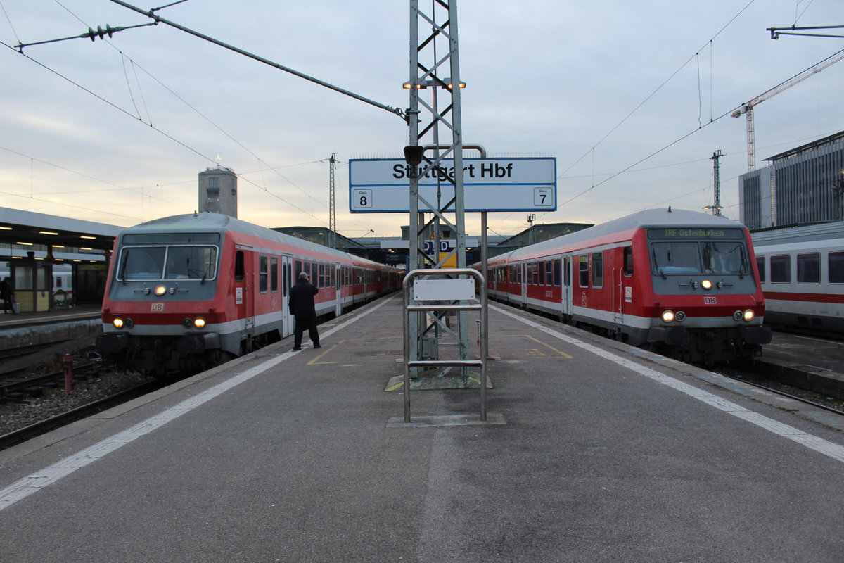 2 Wittenberger Steuerwagen links nach Würzburg und rechts nach Osterburken am 9.12.16 in Stuttgart Hbf 