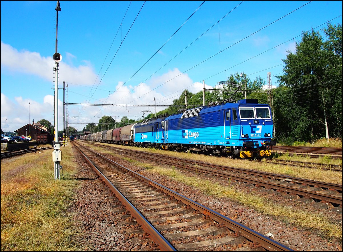 2 x CD Cargo 363 durchfährt mit einem Güterzug den Bahnhof Jindřichův Hradec am 5. 9. 2020