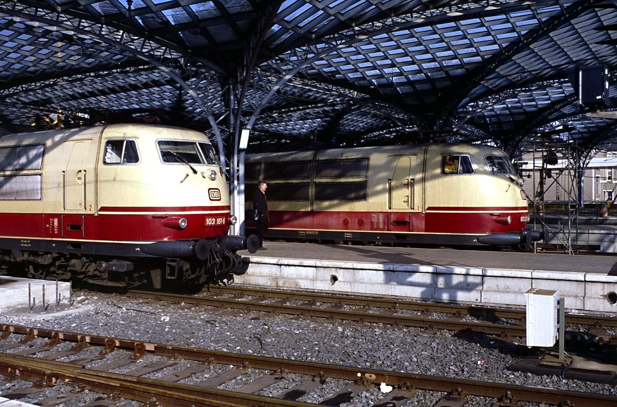 2 x E03 (BR 103161, die zweite kann ich nicht mehr identifizieren) am 01.08.1990 bereit zur Abfahrt im Kölner Hauptbahnhof. Das analoge Foto (Diapositiv) wurde mittels Scanner digitalisiert.