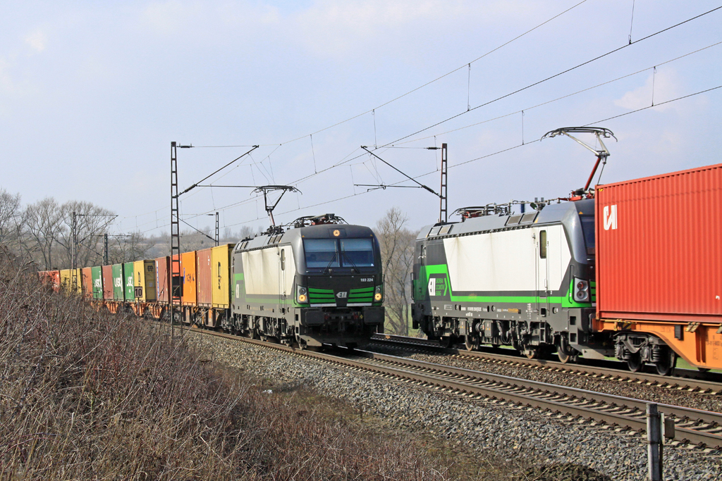 2 x ELL Vectron 193  am 08.03.2016  12:36  nördlich von Salzderhelden am BÜ75,1 
