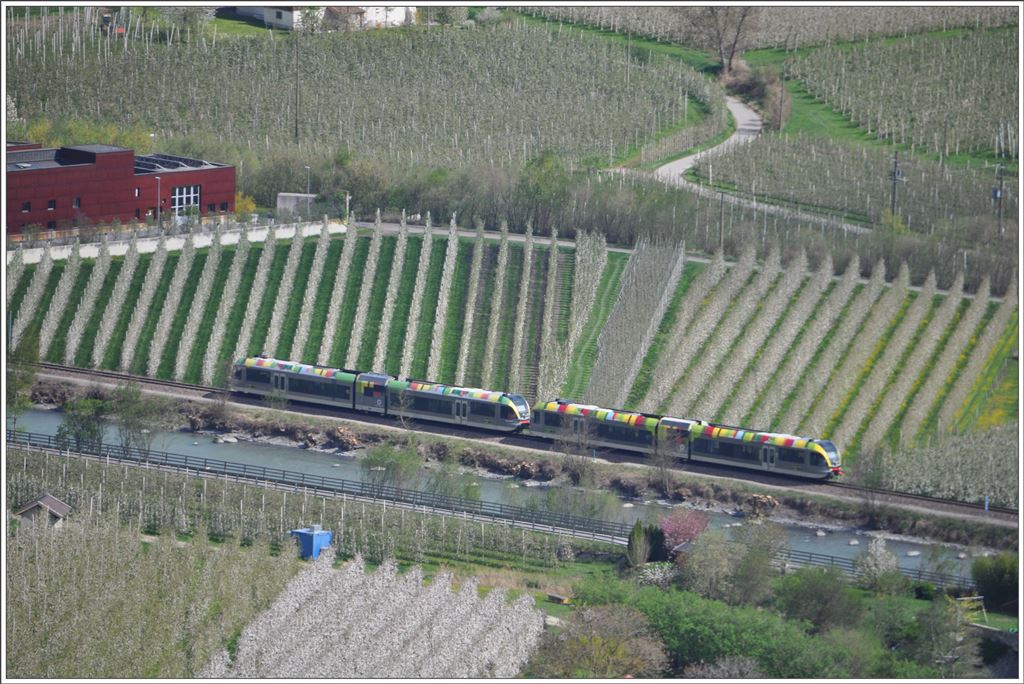 2 x Stadler GTW/ATR 100 bei Tschars im Vinschgau/Val Venosta.(16.04.2016)