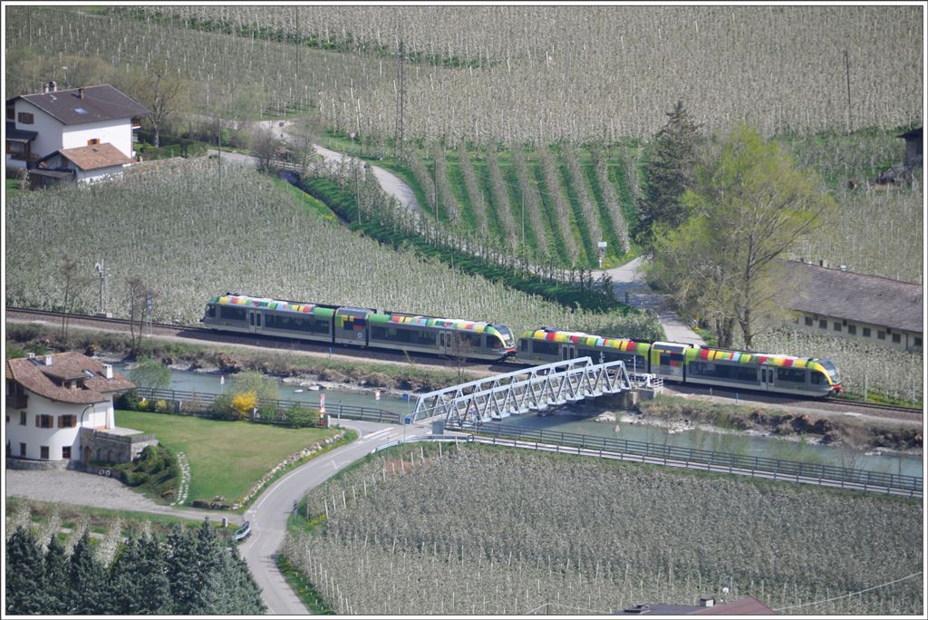 2 x Stadler GTW/ATR 100 bei Tschars im Vinschgau/Val Venosta.(16.04.2016)