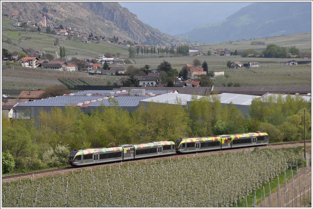 2 x Stadler GTW/ATR 100 bei Kastelbell/Castelbello im Vinschgau/Val Venosta.(16.04.2016)