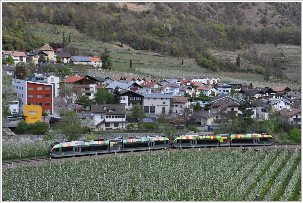 2 x Stadler GTW/ATR 100 bei Kastelbell/Castelbello im Vinschgau/Val Venosta.(16.04.2016)