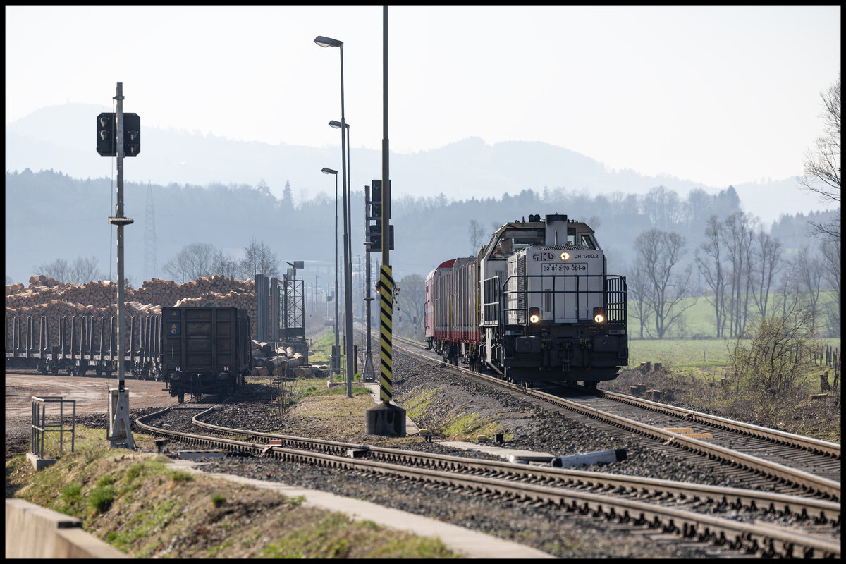 20. 03.2024 . GKB DH 1700.2 erreicht den Bahnhof Predig Wieselsdorf um in kürze das Werk Hasslacher zu bedienen. 