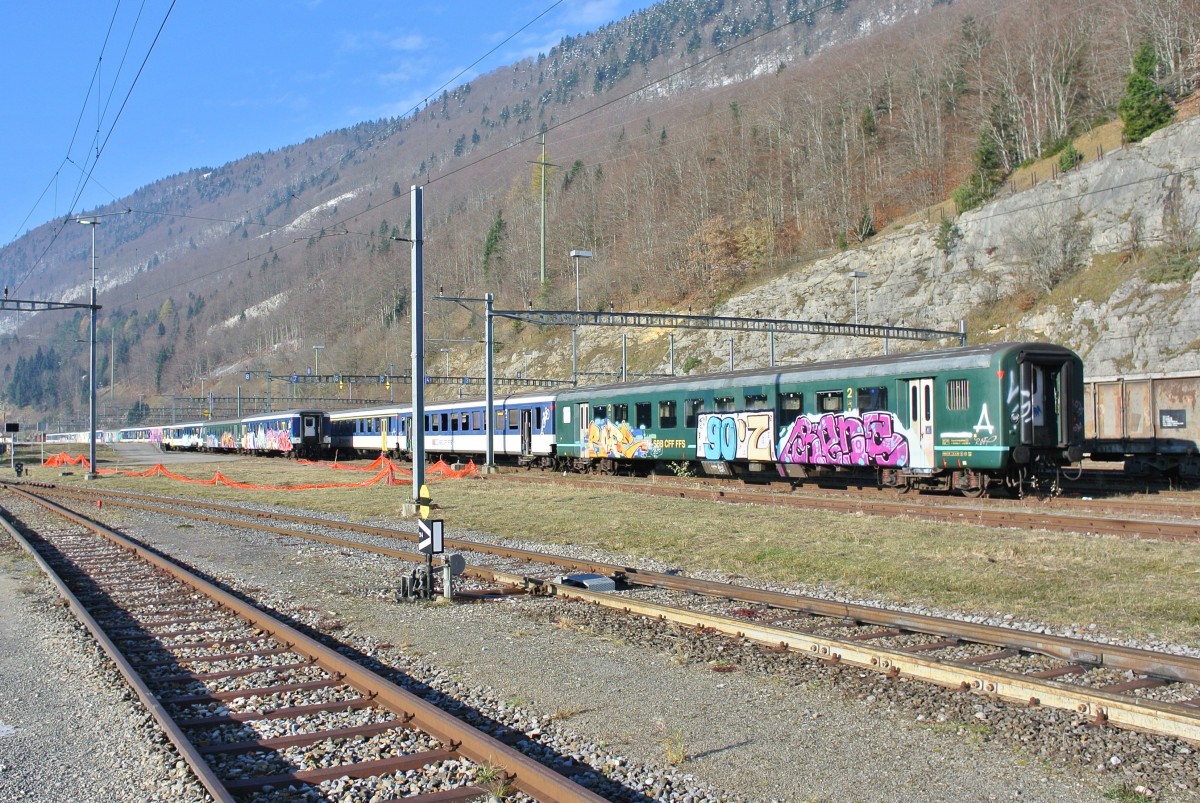 20-30 ausrangierte Wagen des Typs EW I+II (A, AB und BDt) in den verschiedensten Ausfhrungen stehen ausrangiert in Vallorbe, 28.11.2013.