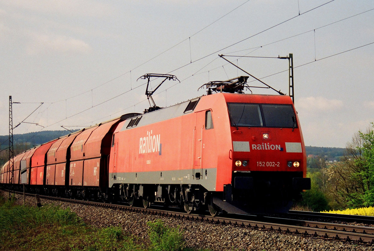 20. April 2007, Lok 152 002 fährt mit einem Schüttgut-Ganzzug durch die Zettlitzer Kurve in Richtung Saalfeld