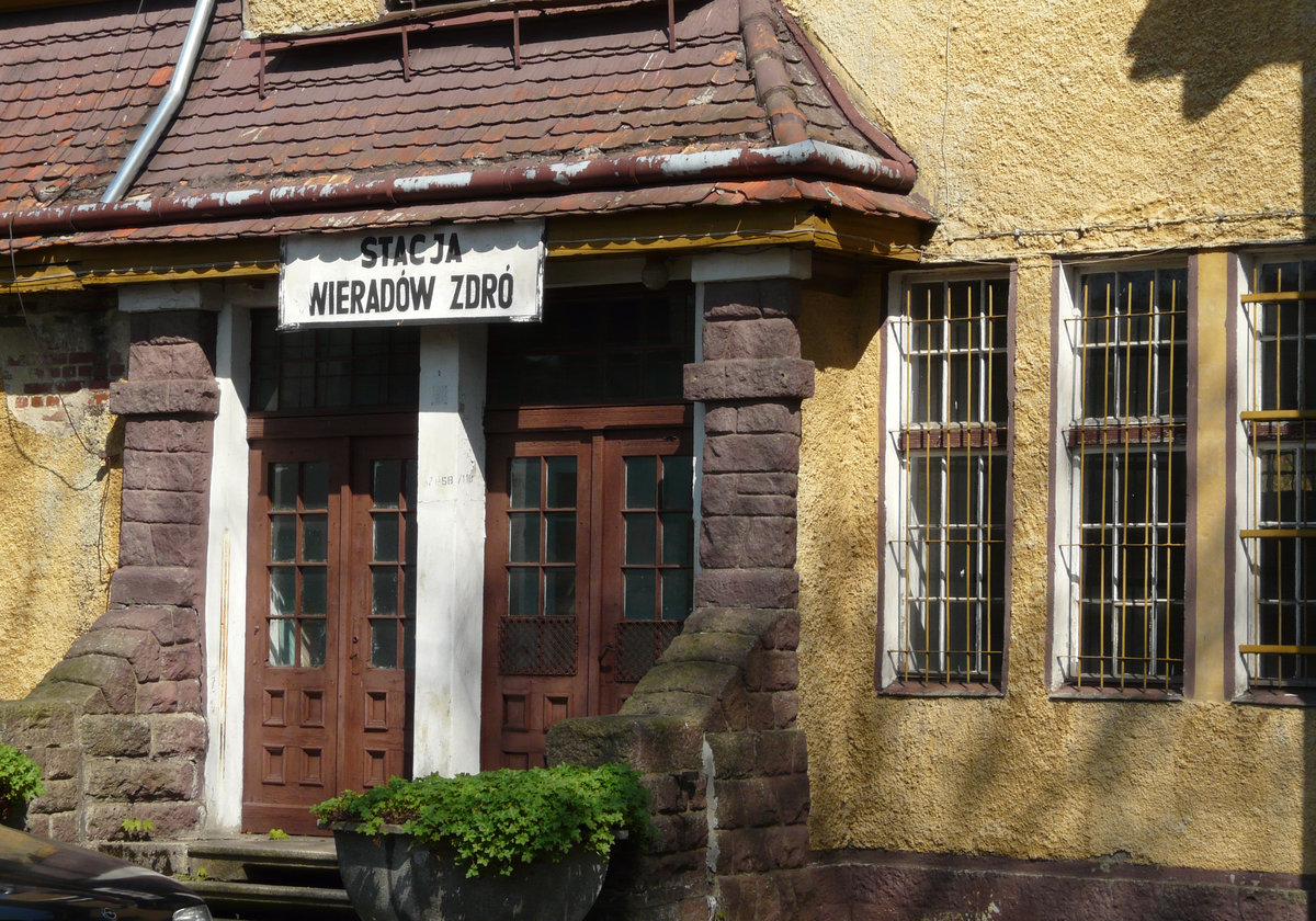 20. April 2009, Bahnhof von Świeradów Zdrój (bis 1945 Bad Flinsberg) im Polnischen Isergebirge. Der Bahnhof, wie die hierher führende Strecke, wird nicht mehr genutzt, ist aber bewohnt.