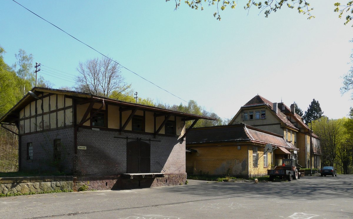 20. April 2009, Bahnhof von Świeradów Zdrój (bis 1945 Bad Flinsberg) im Polnischen Isergebirge. Der Bahnhof, wie die hierher führende Strecke, wird nicht mehr genutzt, ist aber bewohnt.