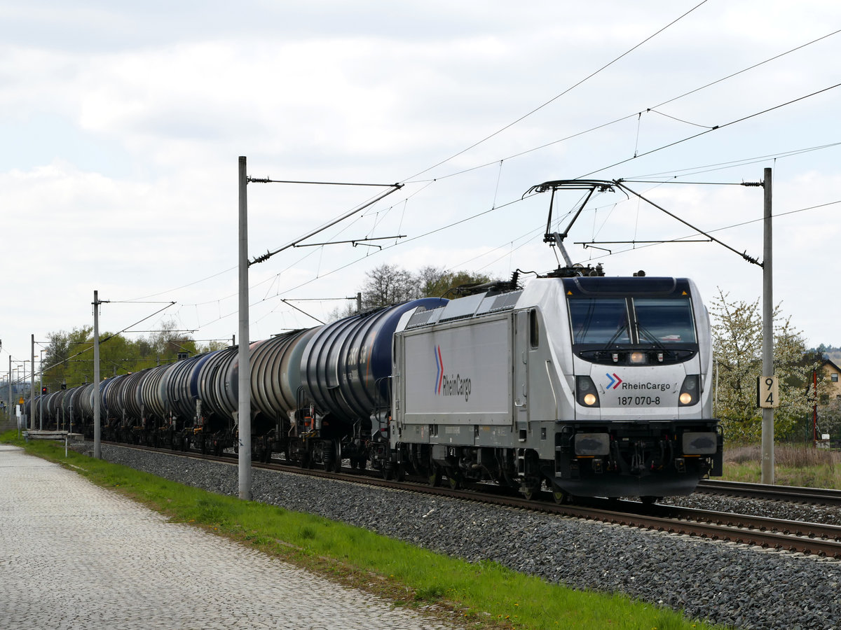 20. April 2017, Lok 187 070 fährt mit einem Kesselwagenzug in Richtung Saalfeld durch Küps. 