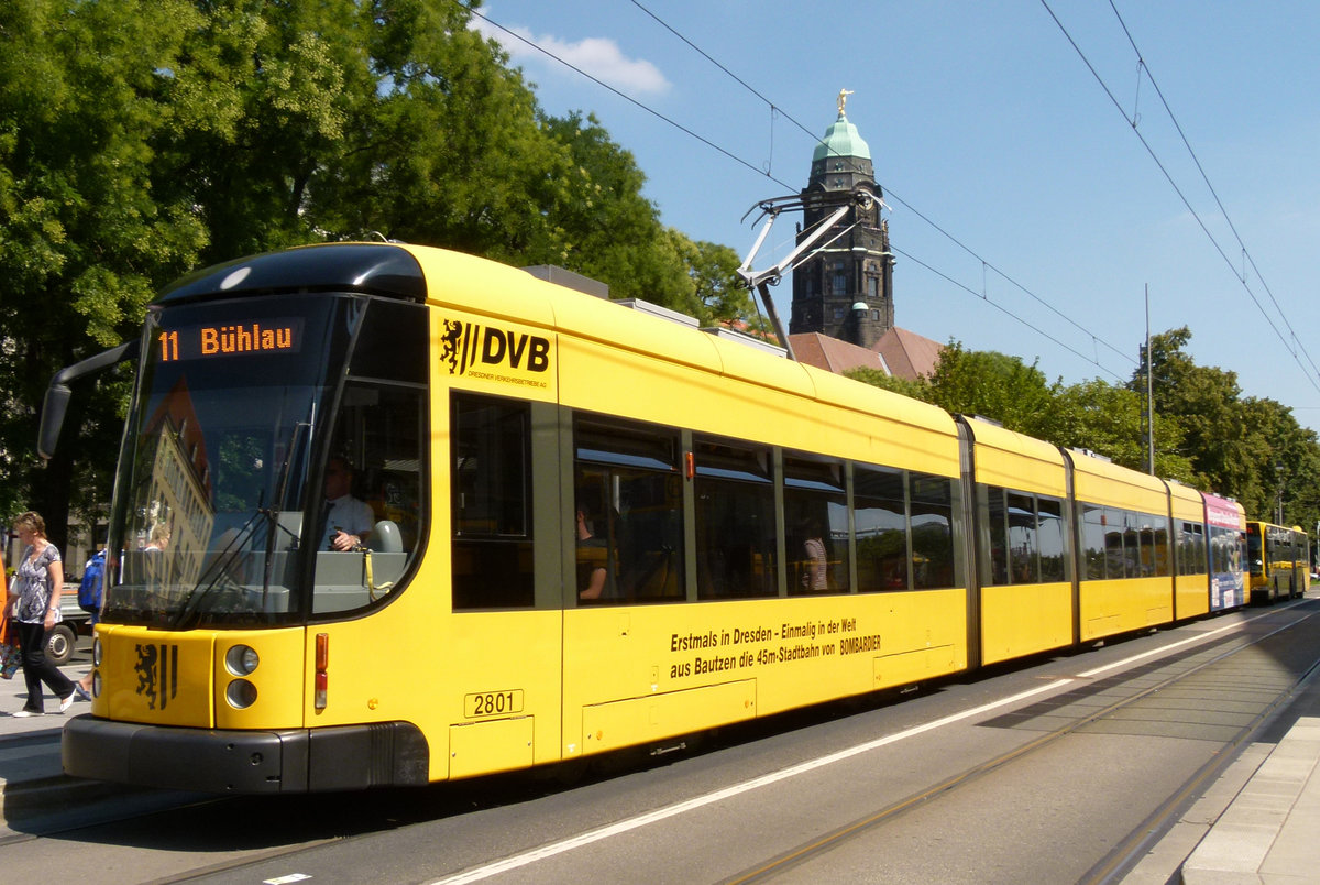 20. August 2011, Dresden, Straßenbahn des in Bautzen gebauten Typs NGT12DD Dresden am Dr.-Külz-Ring. Die 5-teiligen Züge mit den 28er Nummern besitzen in den langen Wagenteilen 2 zweiachsige Drehgestelle. Die kurzen Teile sind dazwischen gehängt.