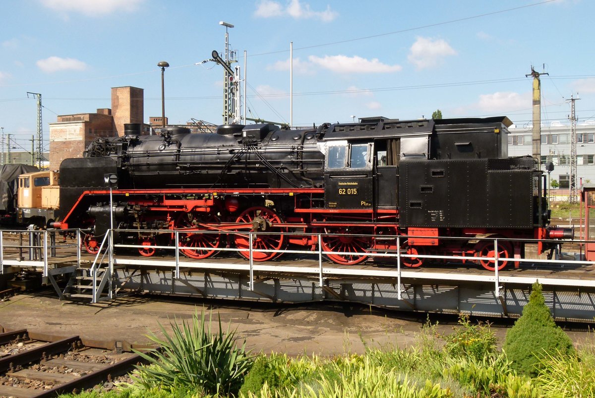 20. August 2011, Im Eisenbahnmuseum/ehemals Bw Dresden-Altstadt, steht die 1928 bei der Lokomotivfabrik Henschel (Kassel) gebaute Lok 62 015 auf der Scheibe.