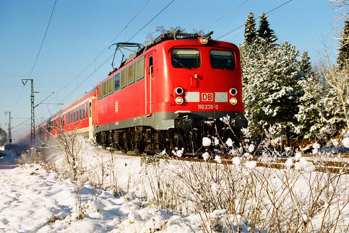 20. Dezember 2004, bei Perach bringt Lok 110 230 einen Nahverkehrszug von München nach Freilassing.