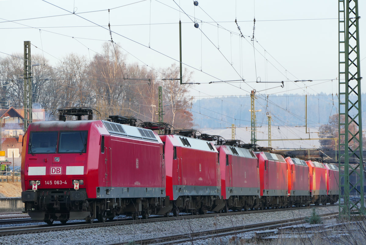 20. Dezember 2016, bei welchem Bahnfan wird denn in 4 Tagen dieses  Set  um den Weihnachtsbaum keisen? Ein Lokzug, bestehend aus den Lokomotiven 145 011, 185 351, 185 055, 145 050, 152 043, 152 128 und 145 063 fährt in Richtung Saalfeld durch den Bahnhof Kronach.