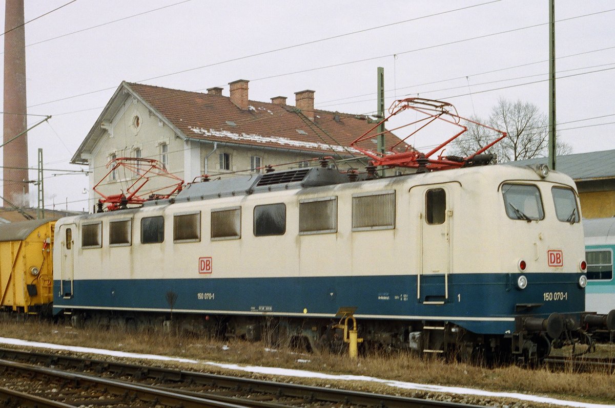 20. Februar 1994, im Bahnhof Freilassing steht Lok 150 070-1 als Reservelok vor dem Hilfszug im Bw
