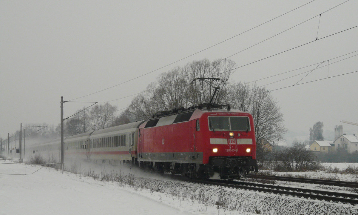20. Februar 2009, Lok 120 145 erwischte ich mit ICE 73932 München - Berlin in der Nähe des Haltepunktes Küps.