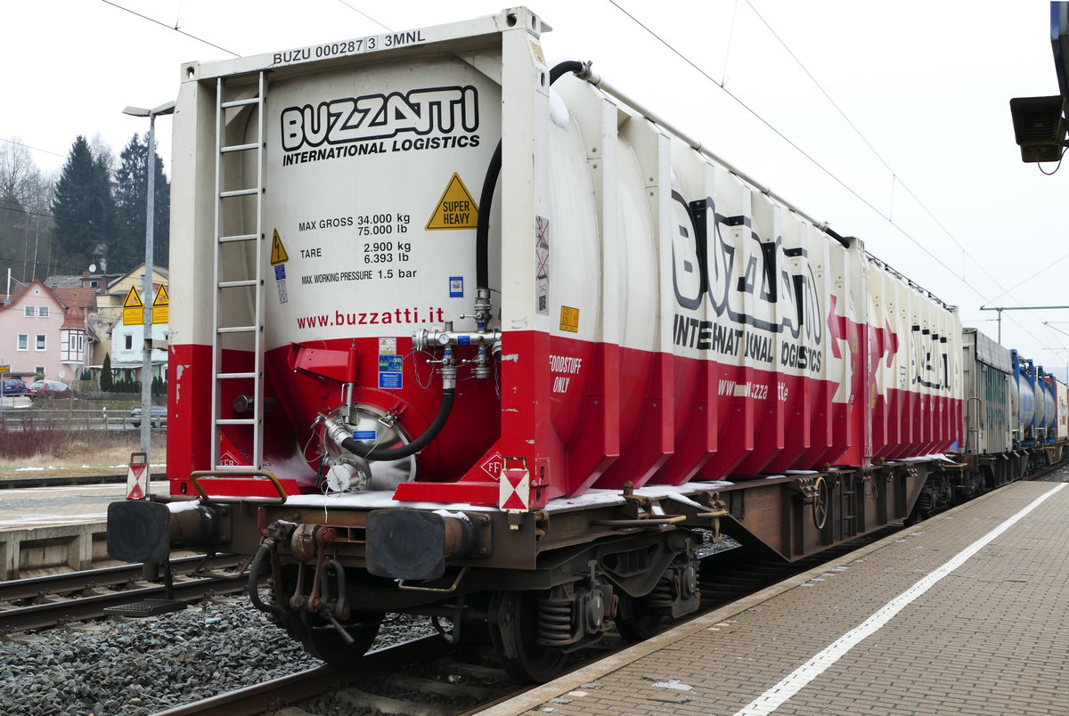 20. Februar 2018, am alten Stellwerk Kronach Nord wurde heute dieser Güterzug in Fahrtrichtung Saalfeld von einem Halt zeigenden Signal an der Weiterfahrt gehindert. Interessant fand ich diesen Tragwagen mit zwei für Lebensmittel vorgesehenen italienischen Tankcontainern.