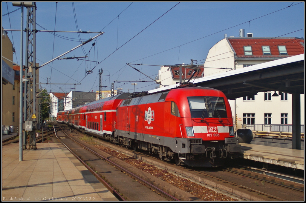  20 Jahre RE1 - Ein Takt, der bleibt . Mit diesem Logo an den Seitenflächen fahren die Loks des RE1 zwischen Magdeburg Hbf und Frankfurt (Oder). So auch 182 005-9 mit dem RE 18174 nach Magdeburg am 06.09.2014 bei der Ausfahrt Berlin Friedrichstraße