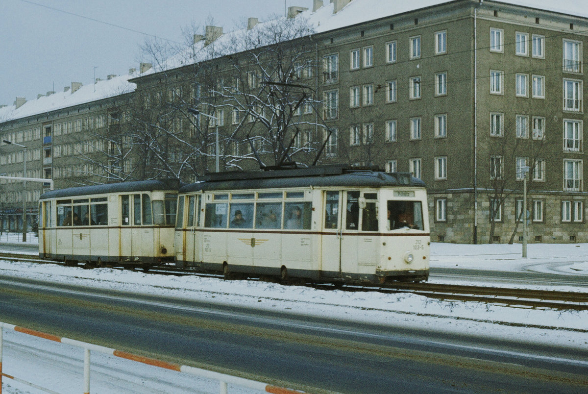 20. Januar 1985, Ein Zug der Linie 4 fährt in der Grunaer Straße kurz vor der Haltestelle Fučikplatz in Richtung Pillnitz