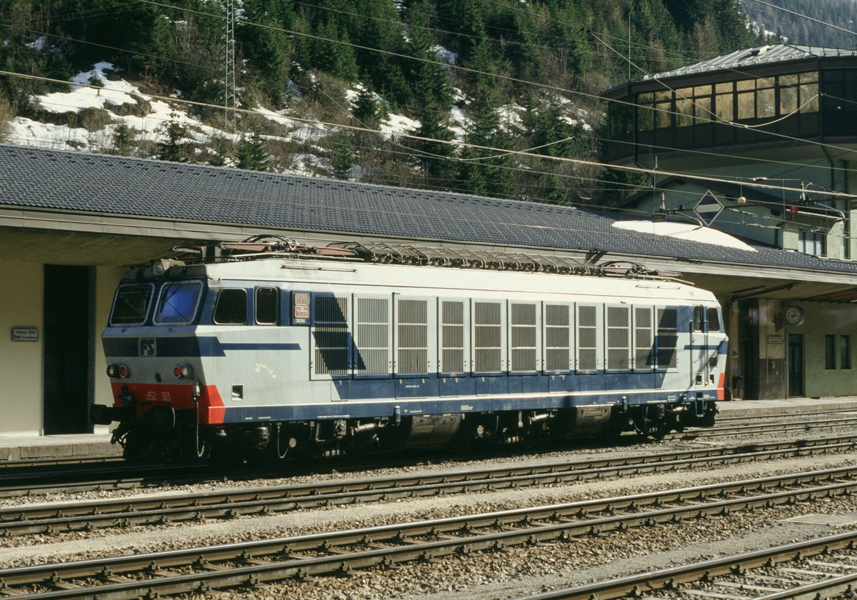 20. März 1993, Im Bahnhof Brenner. Lokomotive E652 003 der FS wartet auf den nächsten Einsatz. Die Baureihe E.652 stellt eine Weiterentwicklung BR E.632 und E.633 dar. Von 1989 bis 1996 wurden insgesamt 176 Stück beschafft. Die Lokomotiven sind in Mailand, Turin, Udine und Neapel stationiert. Sie werden hauptsächlich vor schweren Güterzügen auf der Brennerbahn, der Mont-Cenis-Bahn und der Pontebbana von Venedig nach Tarvis eingesetzt (Wiki).