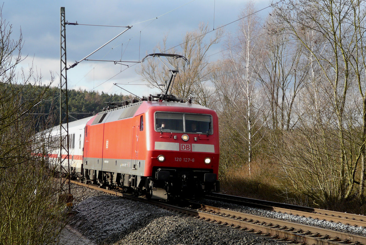 20. März 2009, ICE 73932 München - Berlin fährt bespannt mit Lok 120 127 am Übergang Unterlangenstadt in Richtung Kronach.