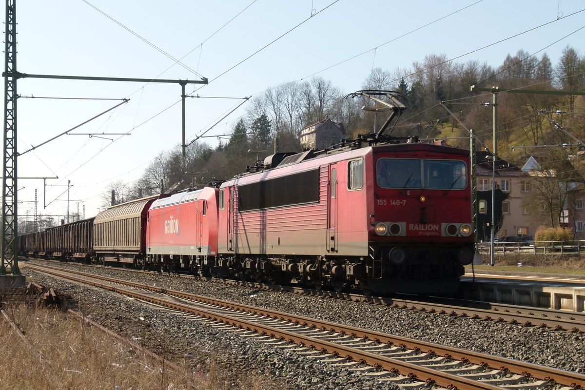 20. März 2012, Ein Güterzug passiert den Bahnhof Kronach in Richtung Saalfeld. Hinter der 155 140 läuft 185 193.