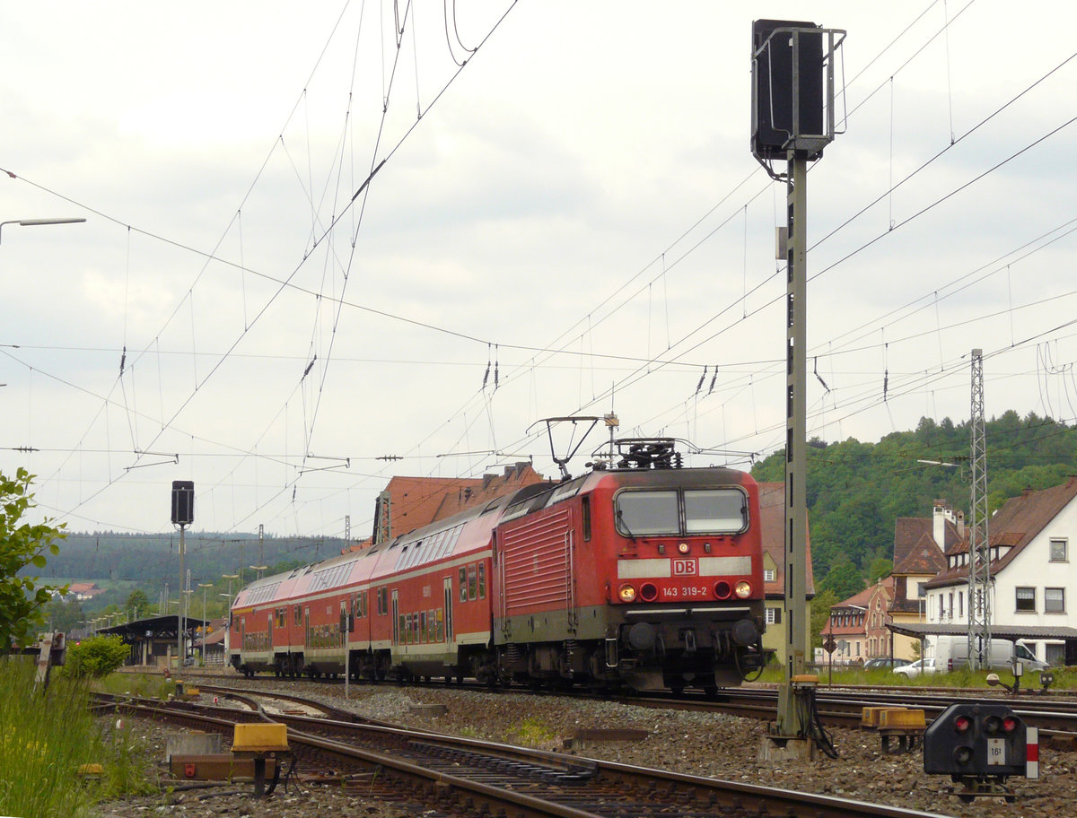 20. Mai 2008, Lok 143 319 verlässt mit einer Dosto-Garnitur als RB 16855 Naumburg - Lichtenfels den Bahnhof Kronach.