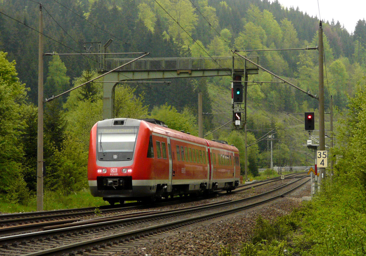 20. Mai 2010, Auf der Frankenwaldbahn bei Förtschendorf fährt VT 612 151 als RE 3488 Lichtenfels - Saalfeld wegen Bauarbeiten auf dem  falschen Gleis .